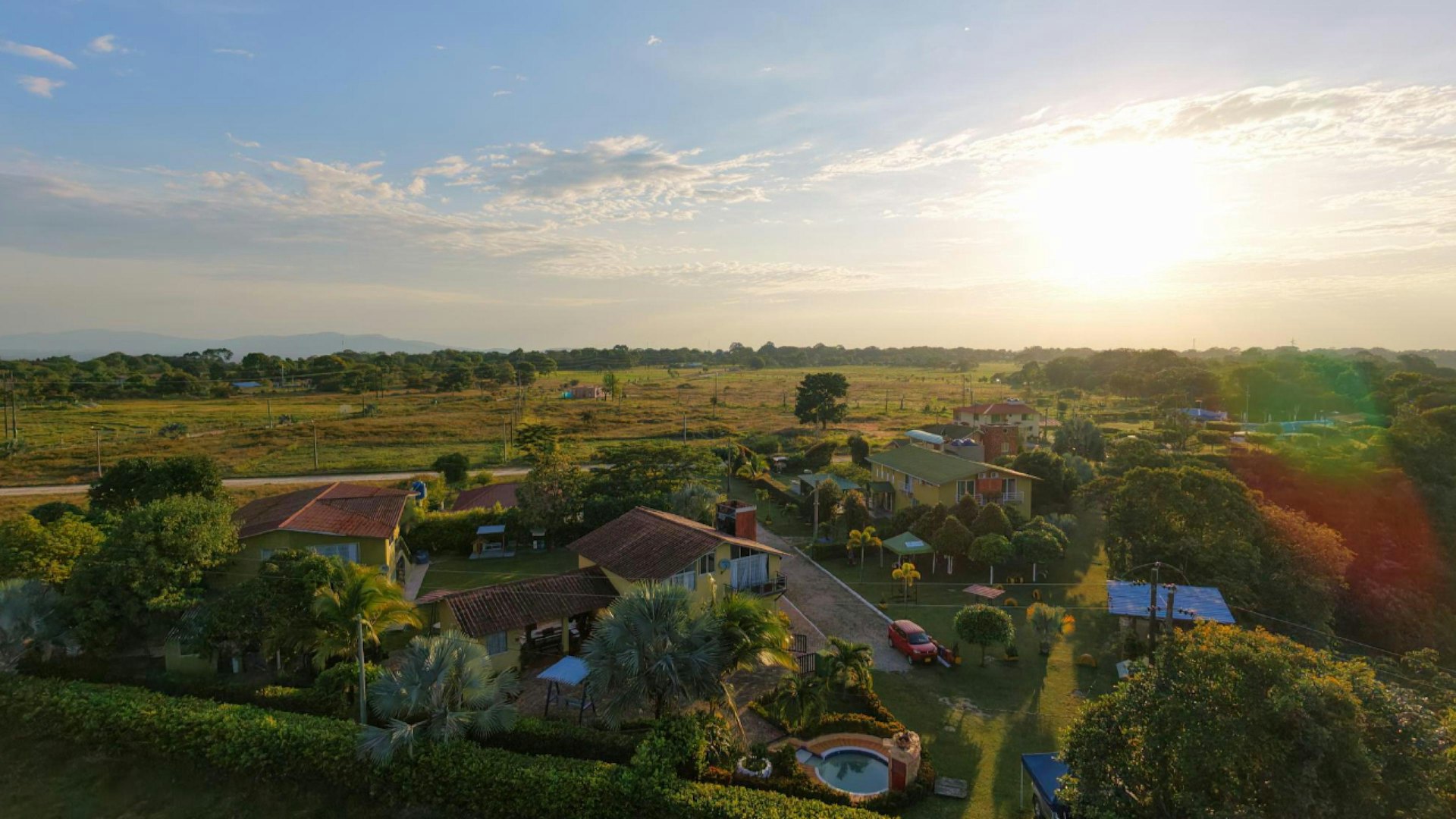 Paisaje campestre al atardecer (foto de referencia)
